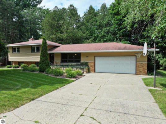 401 ORCHARD AVE, CLARE, MI 48617 - Image 1